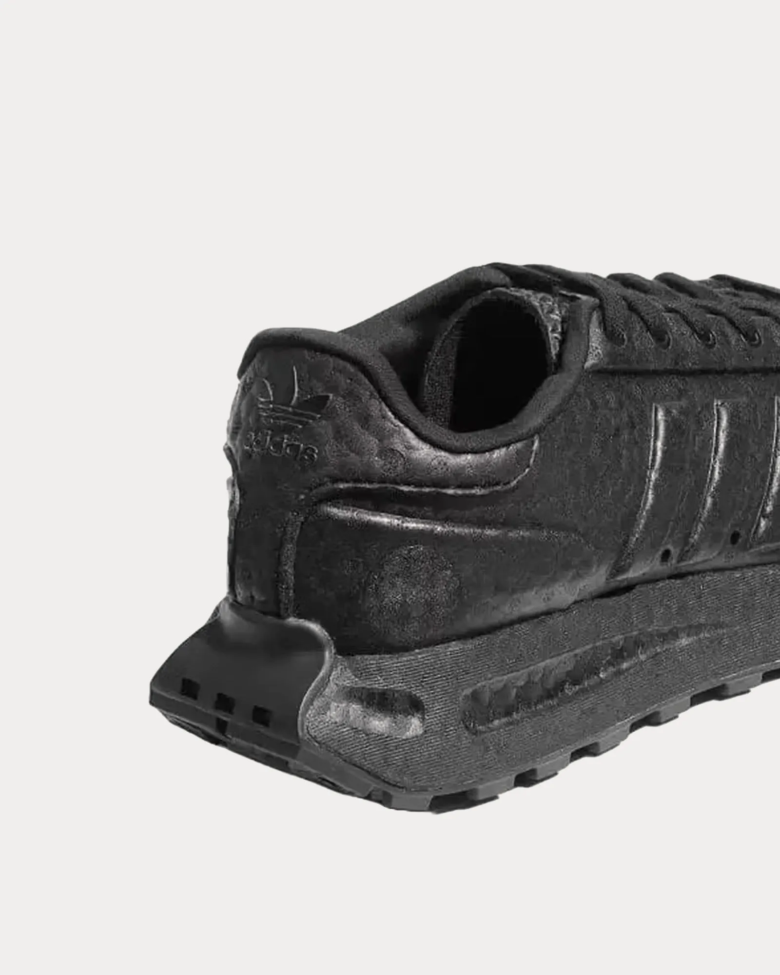 Retropy Full BOOST Black Low Top Sneakers